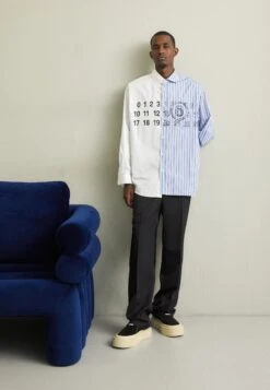 MM6 Maison Margiela Long Sleeved Unisex - Camisa - Blue/White -Blen Ropa Comercio 05d651d09dc14e9aa42e13f9f98ab9f1