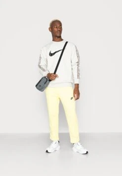 Nike Sportswear Repeat Crew - Sudadera - Light Bone/Black 8 Nike Sportswear Repeat Crew - Sudadera - Light Bone/Black -Blen Ropa Comercio 096640fb2ff3410ab28d6e6512d17d69