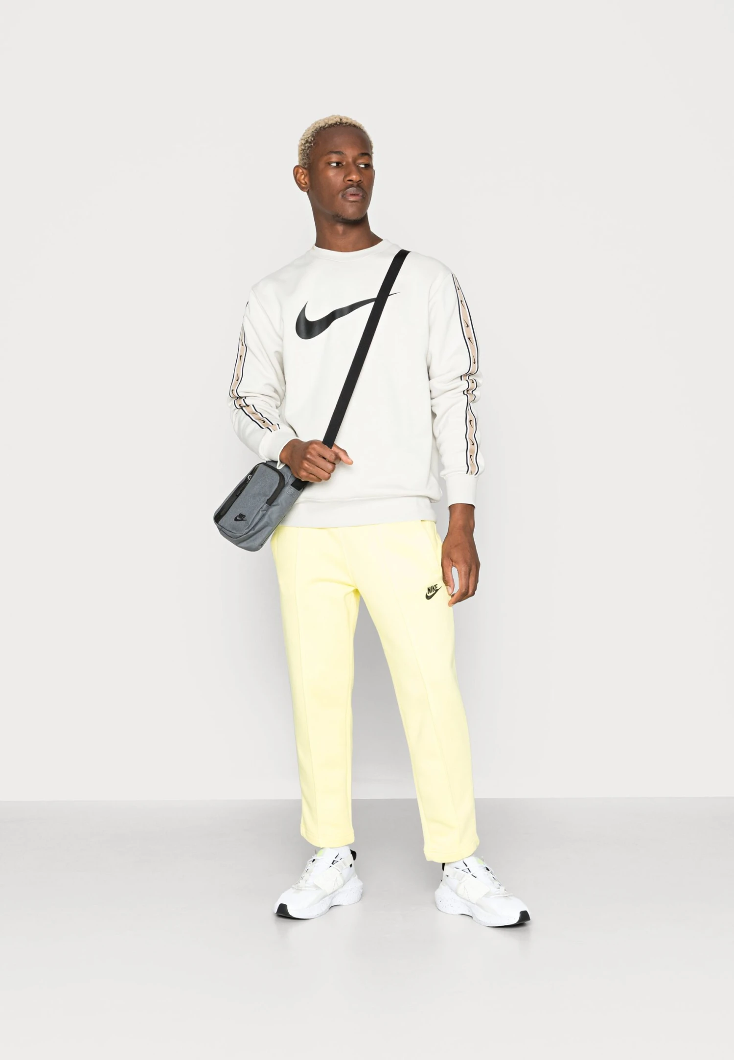 Nike Sportswear Repeat Crew - Sudadera - Light Bone/Black 4 Nike Sportswear Repeat Crew - Sudadera - Light Bone/Black - Imagen 2