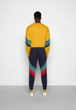 Kaotiko Pantalon Chandal Retro Athletic - Pantalones Deportivos - Navy/Heura/Red -Blen Ropa Comercio 3272d2a4ff454dc8ad41edf64512c769