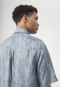 Holzweiler Wiki Print Shirt - Camisa - Blue Mix -Blen Ropa Comercio 3d59b0b367ec45b2928d0771d00b105b