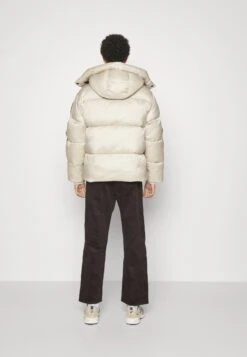 Calvin Klein Jeans Logo Tape Puffer - Abrigo Corto - Plaza Taupe -Blen Ropa Comercio 3e712fc9ab1b4fd7adefec721c01c022