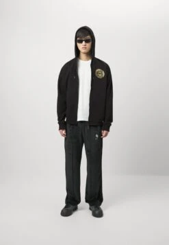 JUST CAVALLI Sweatshirts - Sudadera - Black/Gold 9 JUST CAVALLI Sweatshirts - Sudadera - Black/Gold -Blen Ropa Comercio 418d45da22484508b9eb930682ebba1a