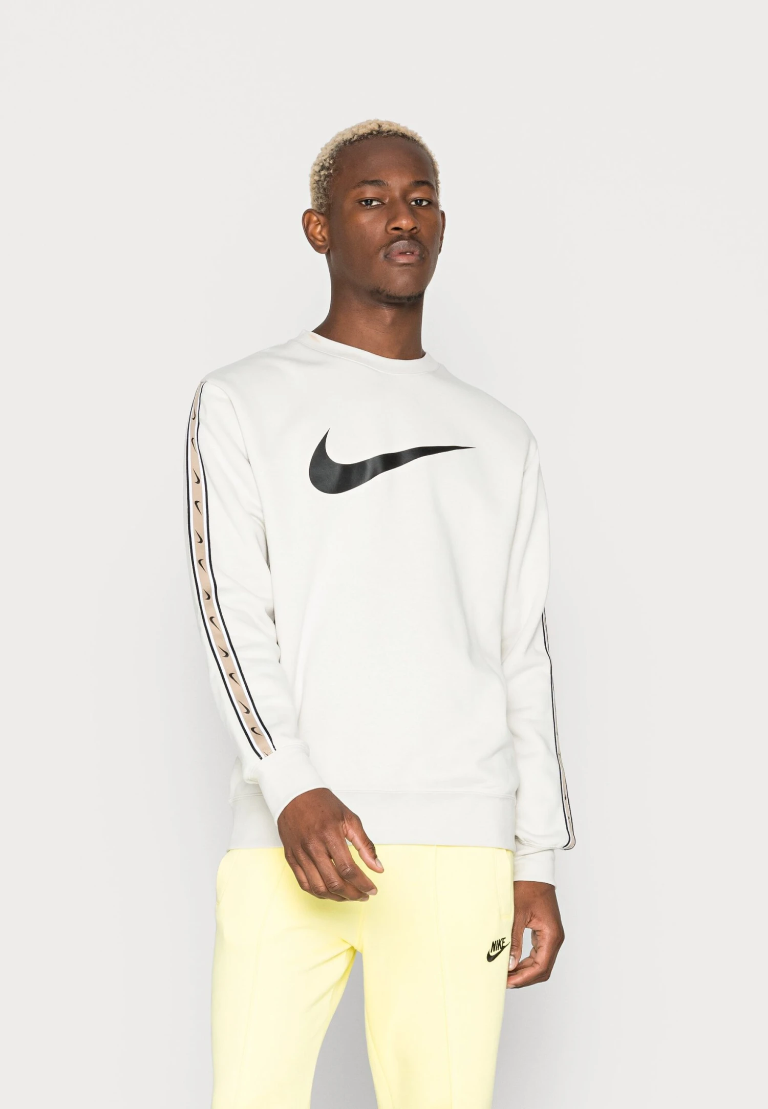 Nike Sportswear Repeat Crew - Sudadera - Light Bone/Black 3 Nike Sportswear Repeat Crew - Sudadera - Light Bone/Black
