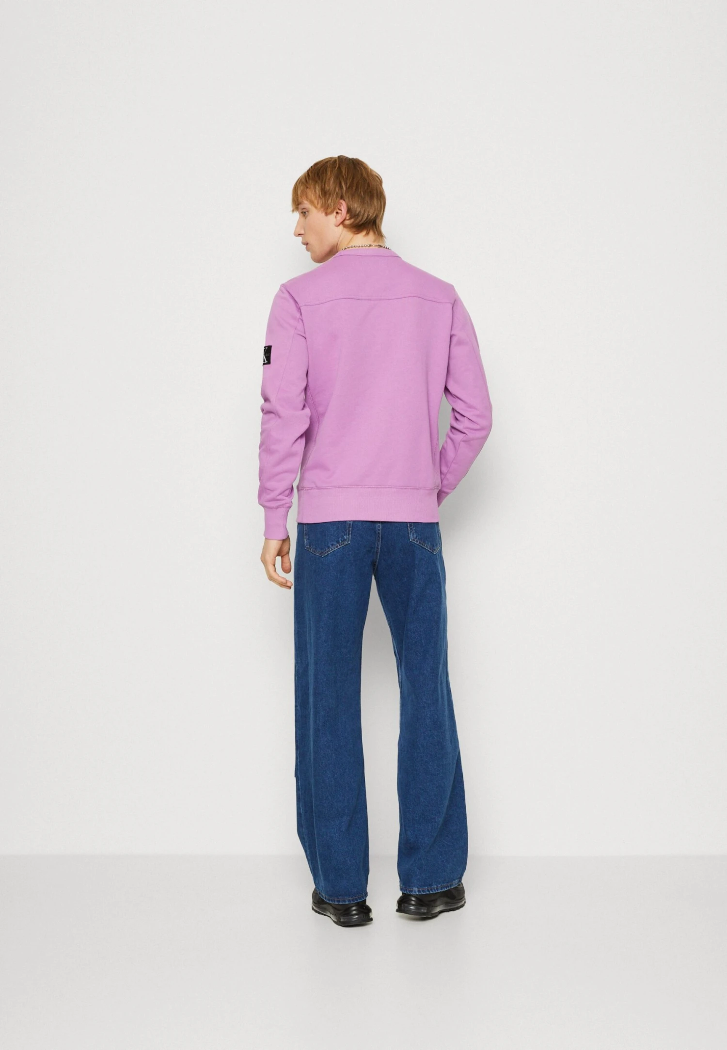 Calvin Klein Jeans Monogram Sleeve Badge - Sudadera - Iris Orchid 5 Calvin Klein Jeans Monogram Sleeve Badge - Sudadera - Iris Orchid - Imagen 3