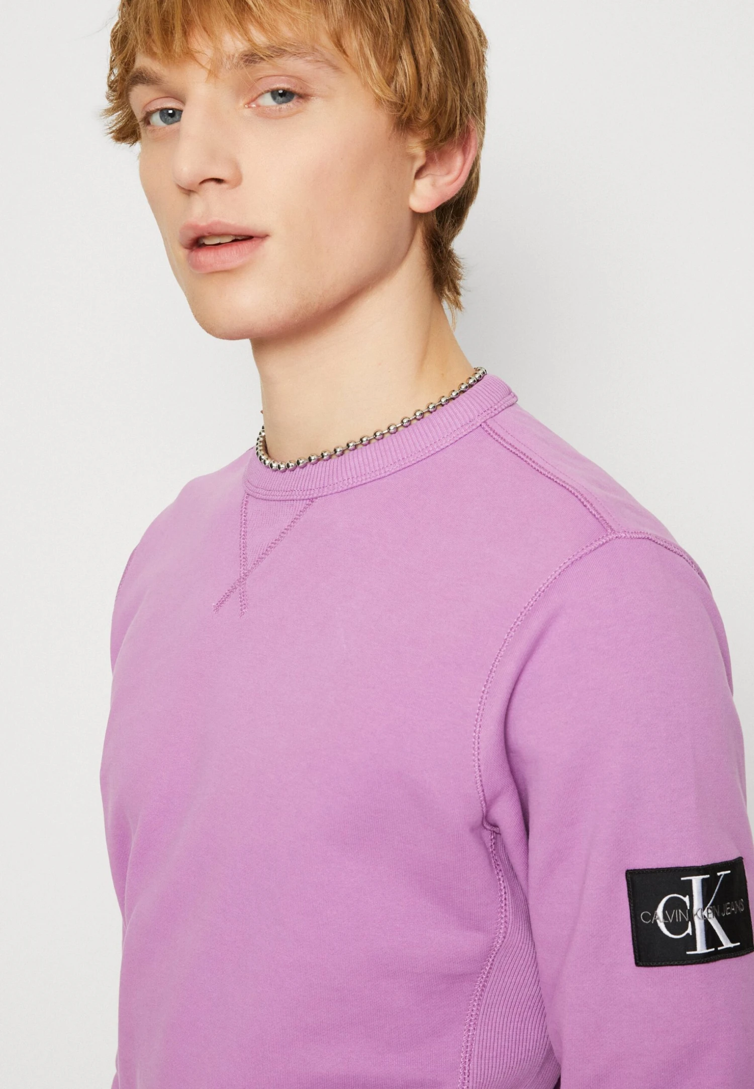 Calvin Klein Jeans Monogram Sleeve Badge - Sudadera - Iris Orchid 8 Calvin Klein Jeans Monogram Sleeve Badge - Sudadera - Iris Orchid - Imagen 6