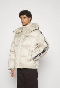 Calvin Klein Jeans Logo Tape Puffer - Abrigo Corto - Plaza Taupe -Blen Ropa Comercio 6ee06c190c824ae49a7cdc950899c366