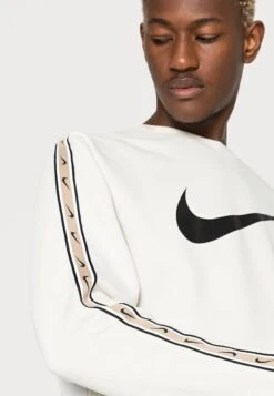 Nike Sportswear Repeat Crew - Sudadera - Light Bone/Black 11 Nike Sportswear Repeat Crew - Sudadera - Light Bone/Black -Blen Ropa Comercio 7d6f22687aab4f9c8c93defda0926912