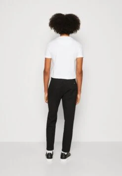Calvin Klein Modern Cropped Tapered - Pantalones Chinos - Black -Blen Ropa Comercio a68d930a410c4da1bc79c4424337385a