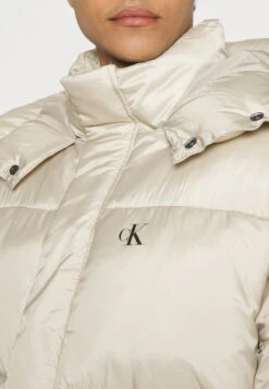 Calvin Klein Jeans Logo Tape Puffer - Abrigo Corto - Plaza Taupe -Blen Ropa Comercio c41da5ff7b964fbca4b27b137a0b05c1