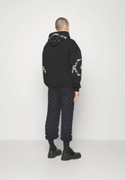 Henrik Vibskov Flying Hoodie - Jersey Con Capucha - Caviar 10 Henrik Vibskov Flying Hoodie - Jersey Con Capucha - Caviar -Blen Ropa Comercio c5385b58b7cc4353b42059672fed41c2