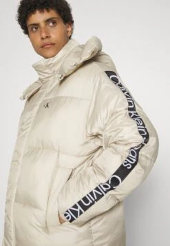 Calvin Klein Jeans Logo Tape Puffer - Abrigo Corto - Plaza Taupe -Blen Ropa Comercio d7f27caf0dde4d9c859271cac68f8112
